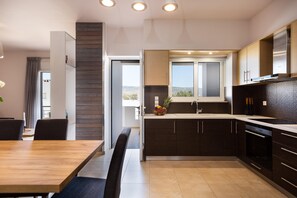 Refrigerador con congelador, microondas, horno y parrilla de estufa 