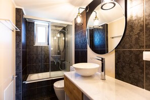 Shower, free toiletries, hair dryer, towels - Ethereal Apartments Chania (Chania)