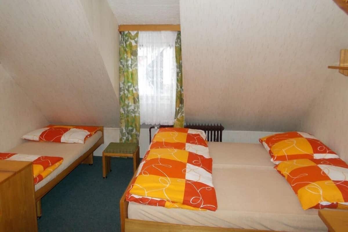 Habitación triple básica, baño compartido | Wifi gratis y ropa de cama