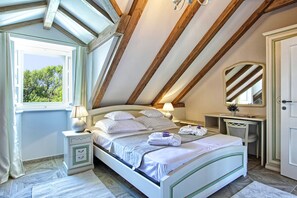Villa | In-room safe, individually decorated, individually furnished, desk