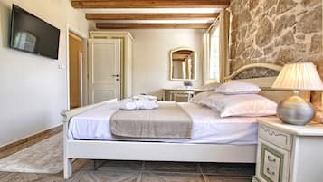 Villa | Een kluis op de kamer, individueel gedecoreerd, individueel gemeubileerd