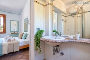 Dusche, Haartrockner, Bidet, Handtücher