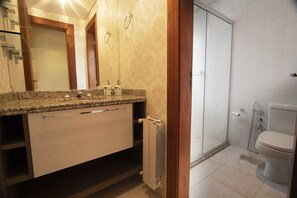 Apartment | Bathroom | Shower, towels - My Home - Copenhague (Gramado)