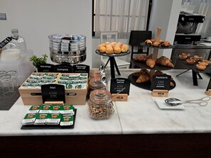 فطور أوروبي يوميًا بتكلفة قدرها (12.00 EUR للشخص)