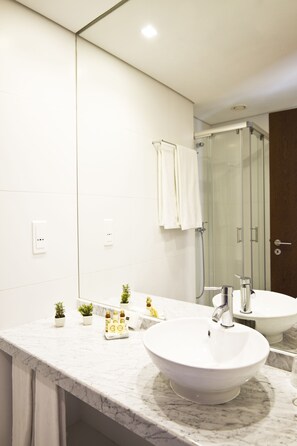 Shower, designer toiletries, hair dryer, towels - Oca Ribeira do Porto Hotel (Porto)