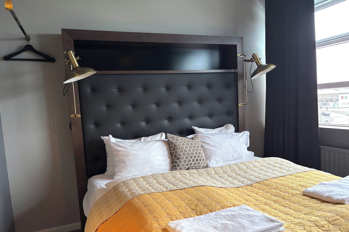 1 habitación, espacio para trabajar con laptop y cortinas blackout
