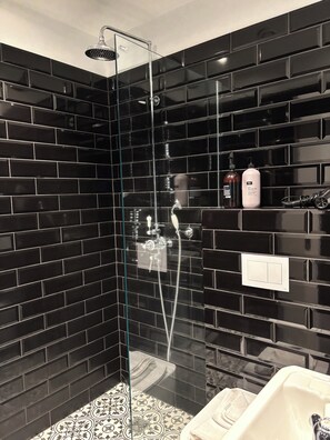 Shower, rainfall showerhead, free toiletries, hair dryer - Urban Reykjavik Studios (Reykjavik)