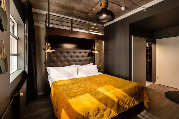 Deluxe Studio (bunk) | Laptop workspace, blackout drapes, free WiFi, bed sheets