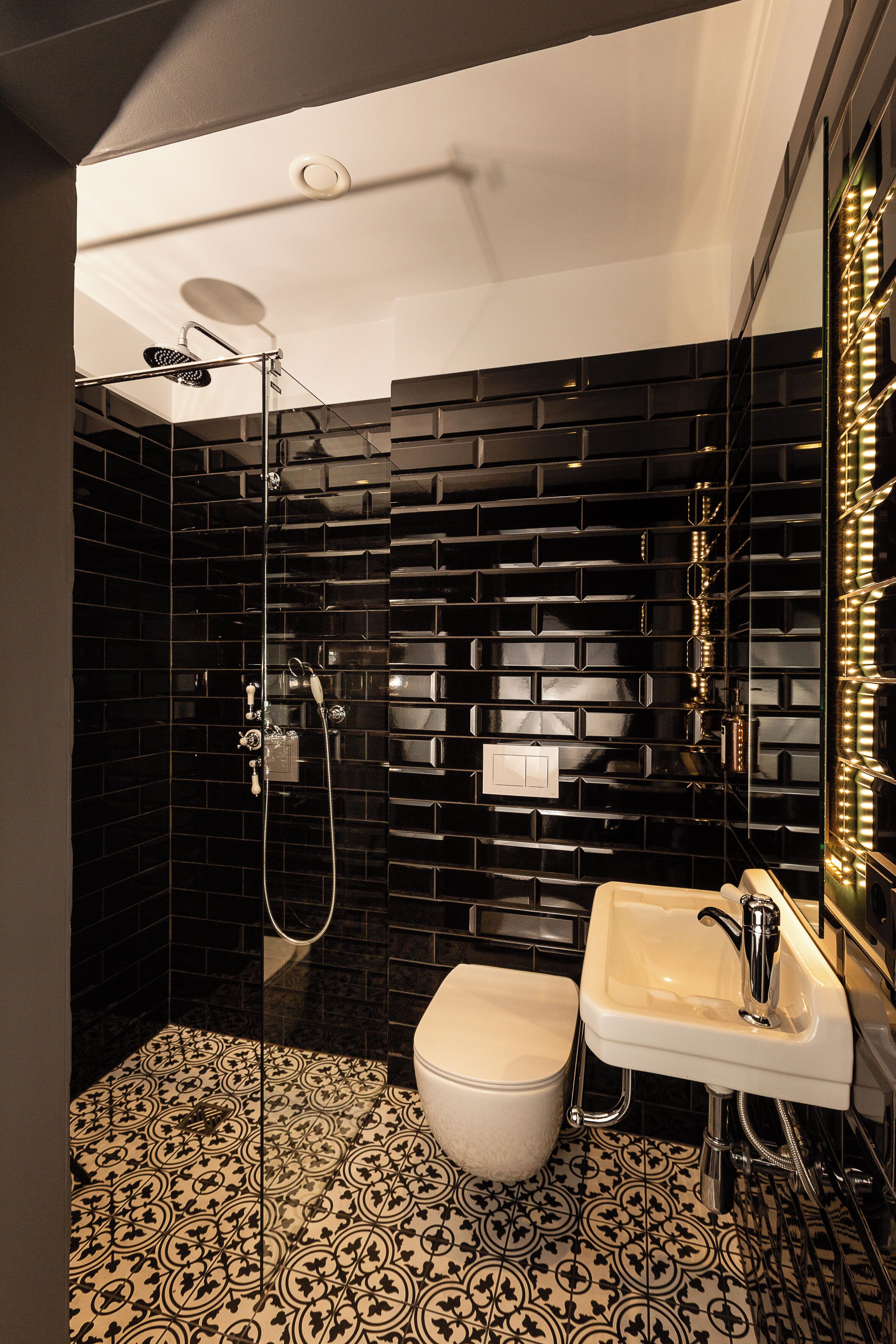 Shower, rainfall showerhead, free toiletries, hair dryer