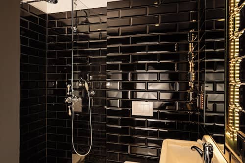 Shower, rainfall showerhead, free toiletries, hair dryer