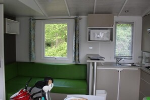 Comfort Mobile Home, 3 Bedrooms | Living area