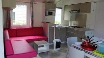 Casa rodante Confort, 2 habitaciones | Área de sala de estar | Televisión