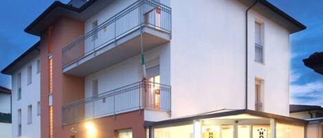 Façade de l’hébergement - soirée/nuit