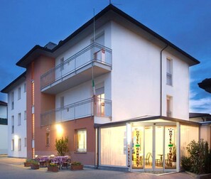 Front of property – evening/night - Hotel Gemelli (Bagnacavallo)