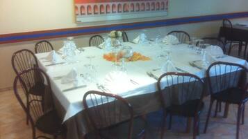 Lunch and dinner served, Italian cuisine