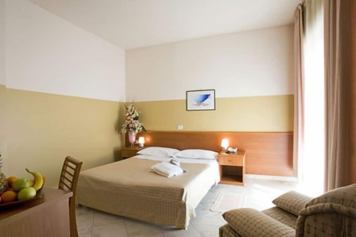Habitación doble, para no fumadores | Sábanas italianas Frette y caja de seguridad en la habitación