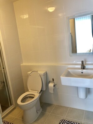 1 Bedrooms Apartment  | Bagno | Doccia, set di cortesia gratuito, asciugacapelli, pantofole