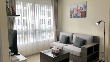 1 Bedrooms Apartment | Ruang keluarga | TV LCD