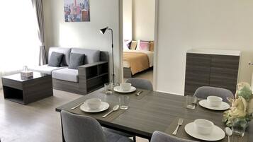 1 Bedrooms Apartment | Ruang keluarga | TV LCD