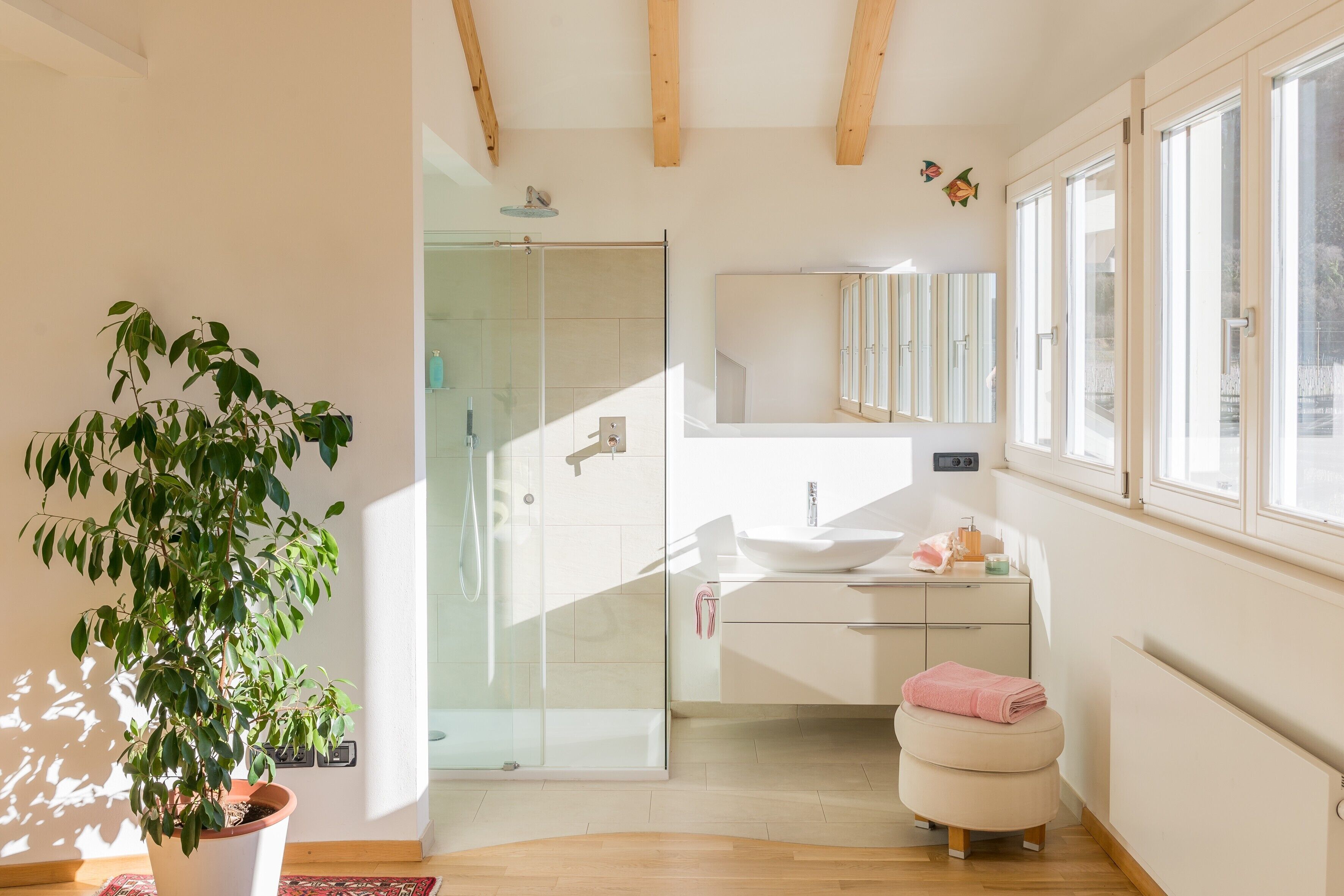 Badewanne, Haartrockner, Handtücher