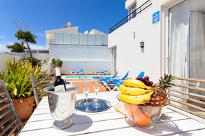 Outdoor dining - Beautiful holiday house with Heated Pool, Private Patio and Great Location (Puerto del Carmen)