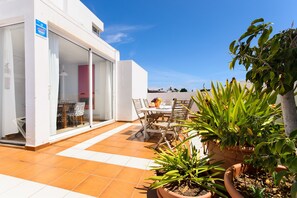 Outdoor dining - Beautiful holiday house with Heated Pool, Private Patio and Great Location (Puerto del Carmen)