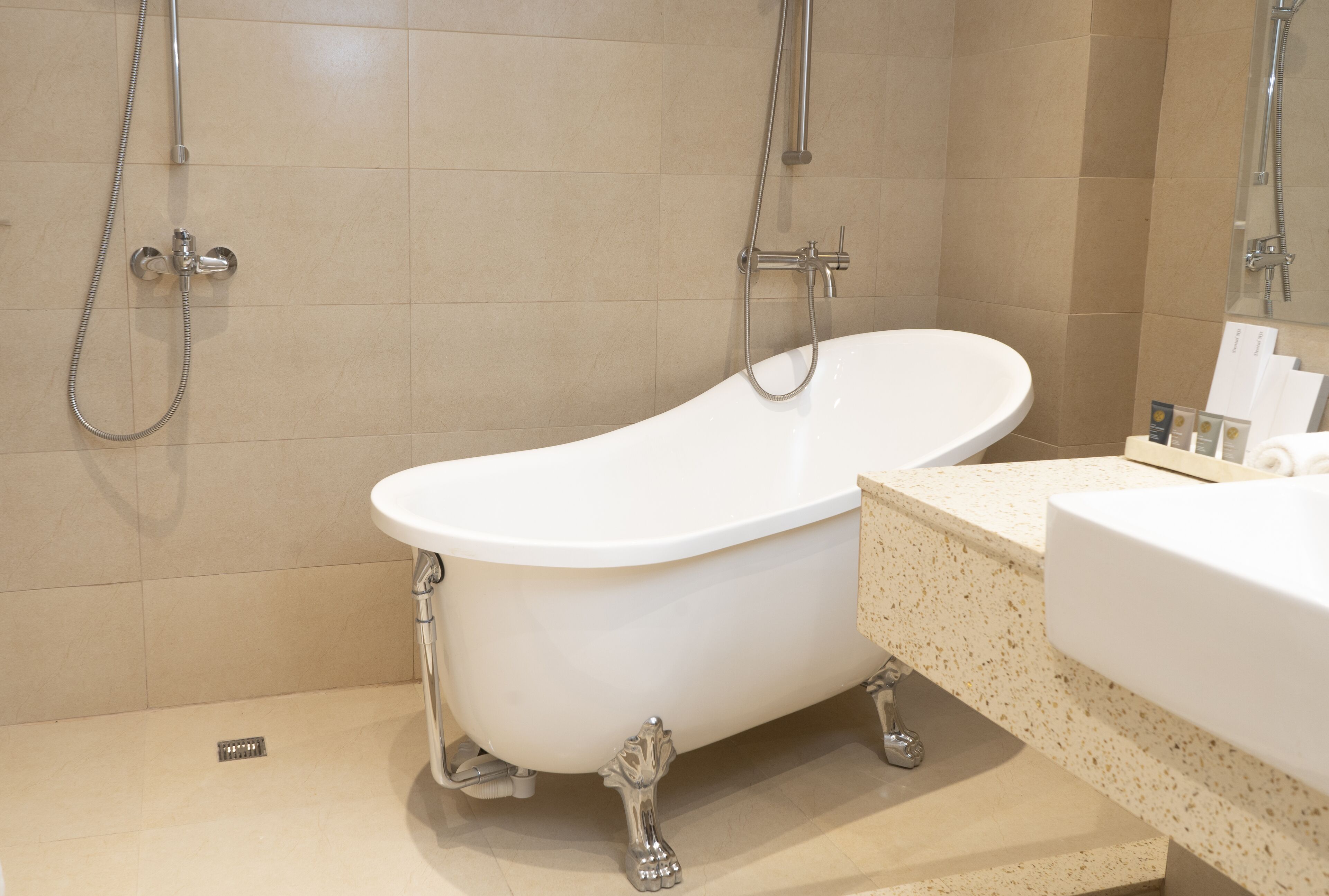 executive suite, 1 king bed, bathtub | bathroom | hair dryer, slippers, bidet, towels