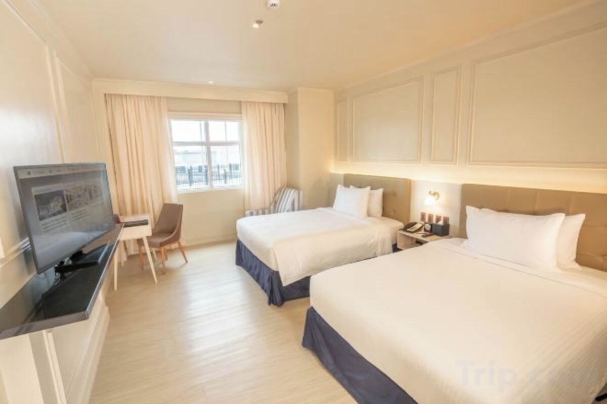 Premium bedding, pillowtop beds, minibar, in-room safe