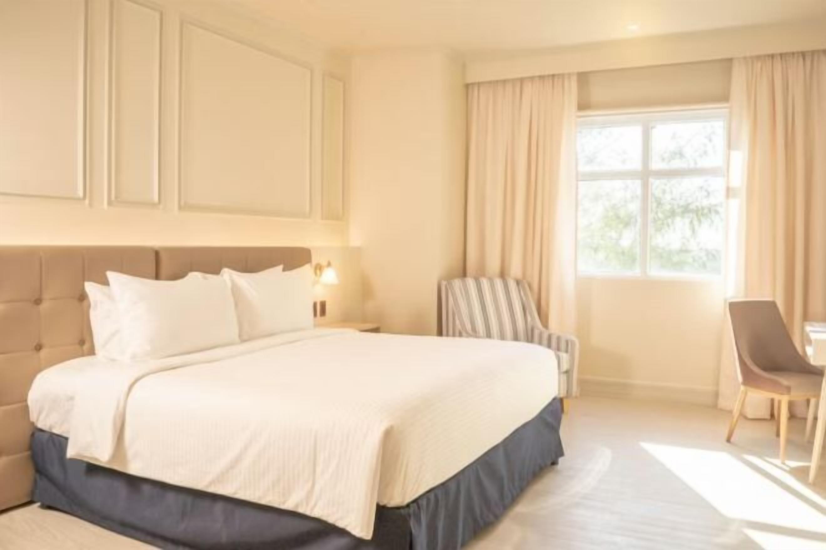 Premium bedding, pillowtop beds, minibar, in-room safe