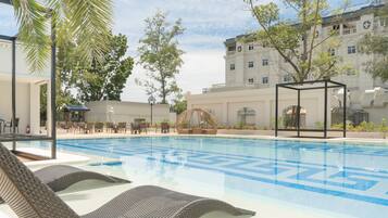 Kolam renang terbuka, kerusi lepak pantai, penyelamat di tapak hartanah