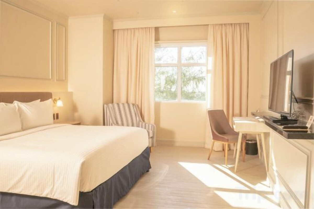 Premium bedding, pillowtop beds, minibar, in-room safe