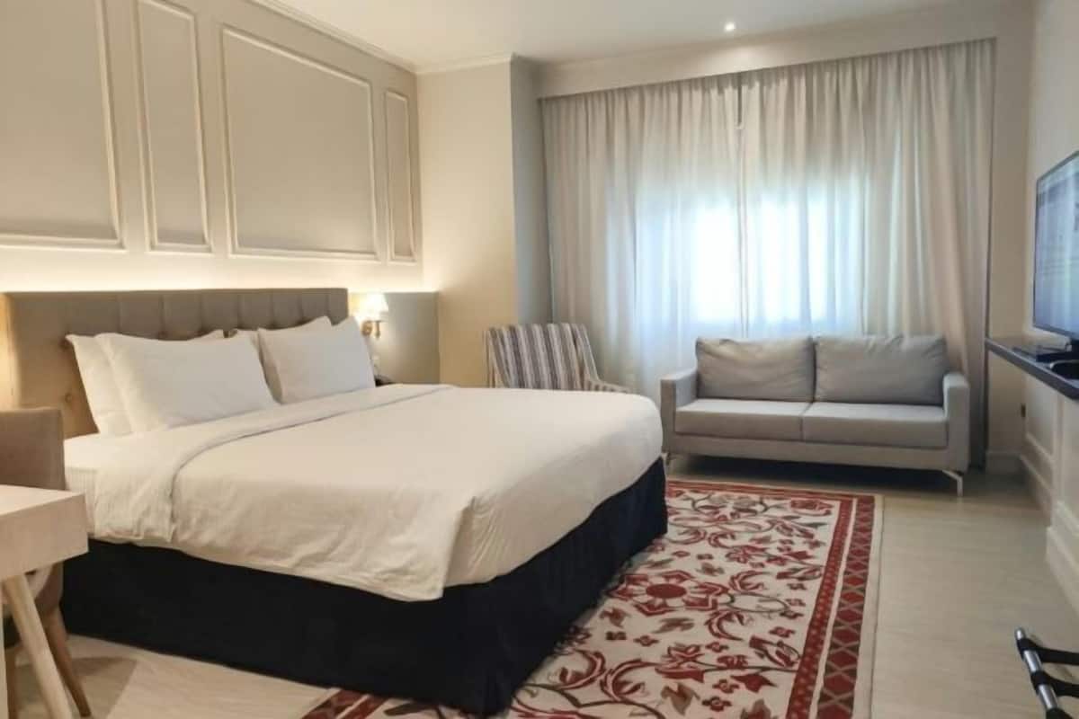 Premium bedding, pillowtop beds, minibar, in-room safe