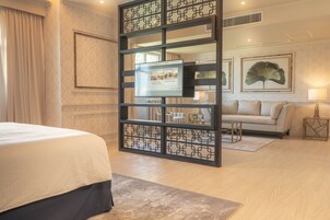 Superior Room, 1 King Bed | Premium bedding, pillowtop beds, minibar, in-room safe