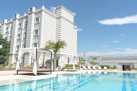 Courtyard. The Monarch Hotel
