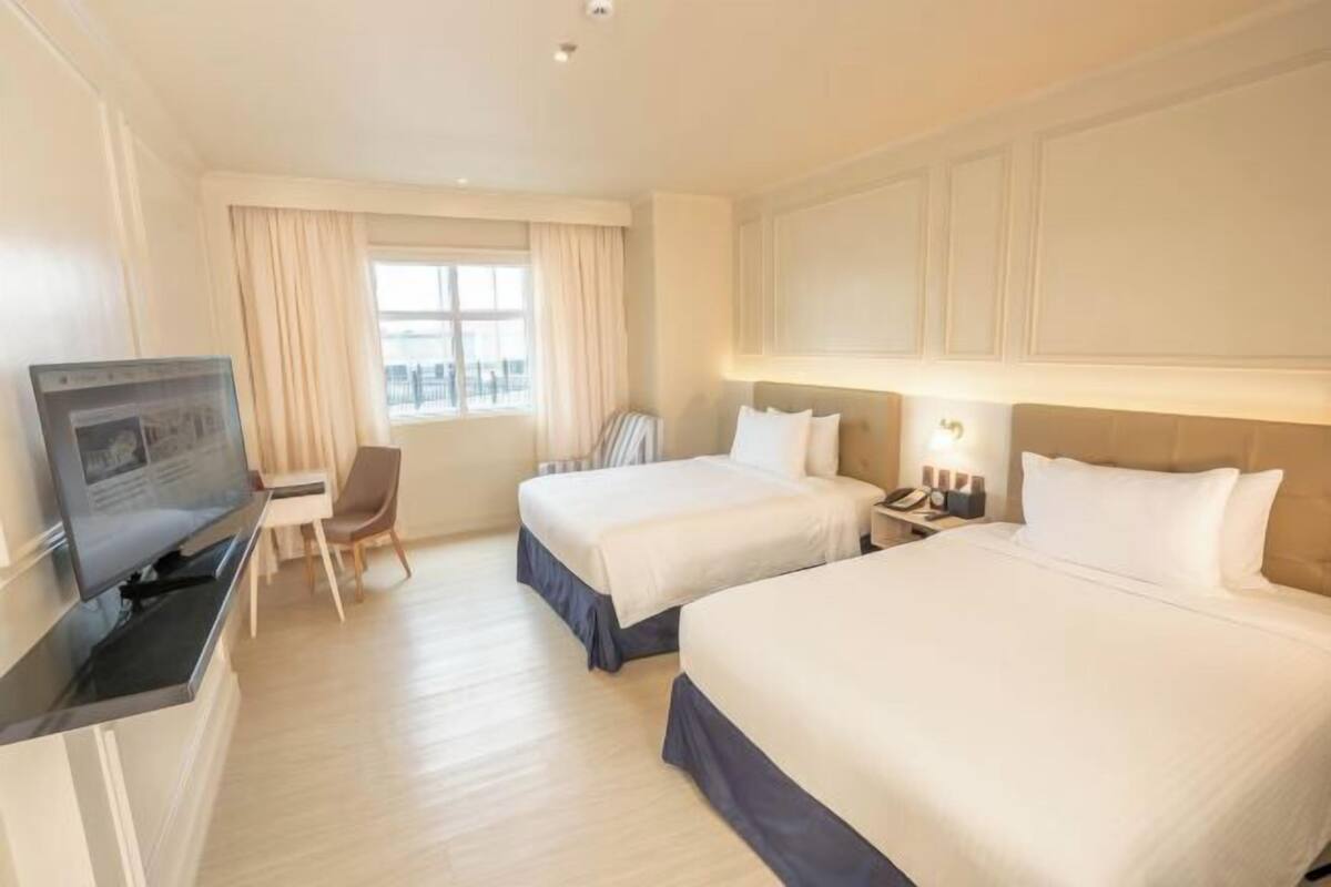Premium bedding, pillow-top beds, minibar, in-room safe