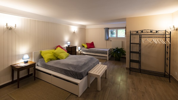 1 bedroom, desk, WiFi, bed sheets