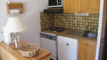 Kühlschrank, Mikrowelle, Geschirrspüler, Toaster
