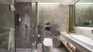 Shower, rainfall showerhead, free toiletries, hair dryer