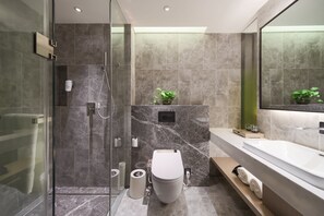 Shower, rainfall showerhead, free toiletries, hair dryer - Ibis Styles Hotel Nanjing South Railway Station North Square (Nanjing)