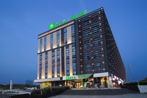 Front of property - Ibis Styles Hotel Nanjing South Railway Station North Square (Nanjing)