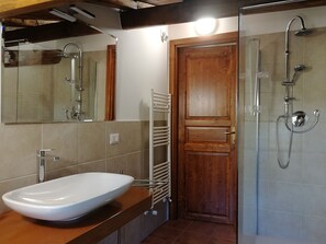 Tweepersoonskamer (Private External Bathroom) | Badkamer | Een bidet, handdoeken