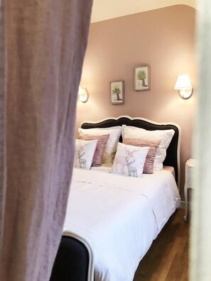 Habitación básica doble (La Romantique) | Decoración personalizada, muebles diferentes y wifi gratis
