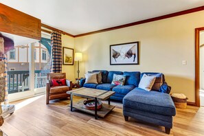 Smart TV, chimenea, reproductor de DVD y libros 