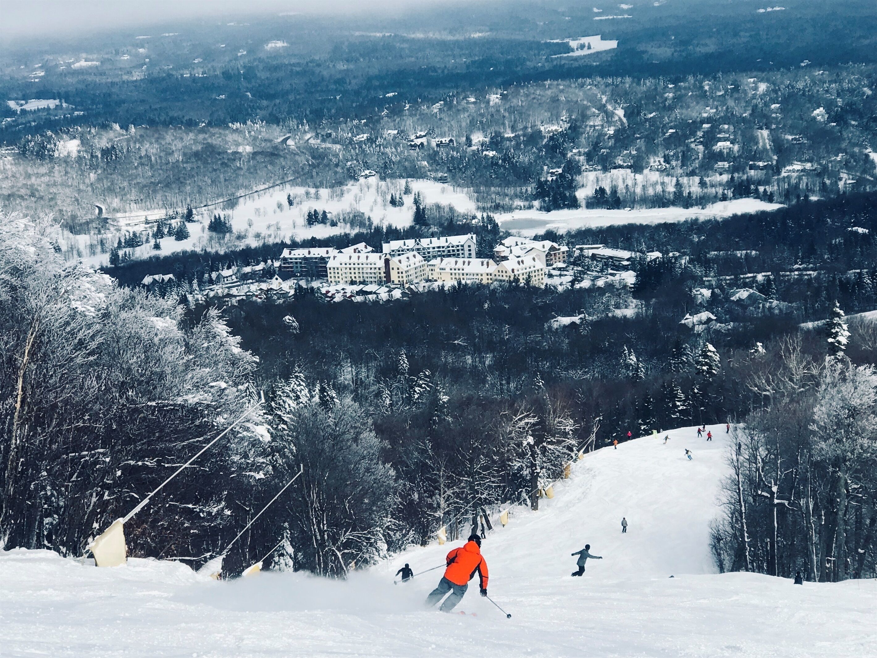 Une station de ski dotée d’un grand chalet et d’une piste de ski.