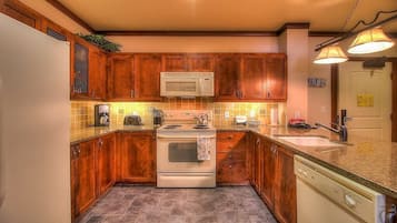 冰箱、微波炉、烤箱、炉灶