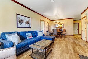 Smart TV, chimenea, reproductor de DVD y libros 