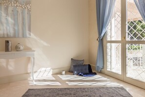 Suite Deluxe, 1 cama de matrimonio, no fumadores | 1 dormitorio, minibar, caja fuerte y decoración individual