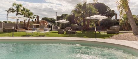 Piscine extérieure, parasols de plage, chaises longues