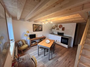 Leilighet – comfort, flere senger, terrasse, utsikt mot høyde | Eget kjøkken | Kjøleskap, mikrobølgeovn, ovn og kokeplater