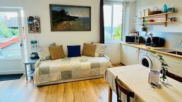 Departamento Confort, 1 cama Queen size, patio | Área de sala de estar | Televisión de pantalla plana de 40 pulgadas con canales vía satélite